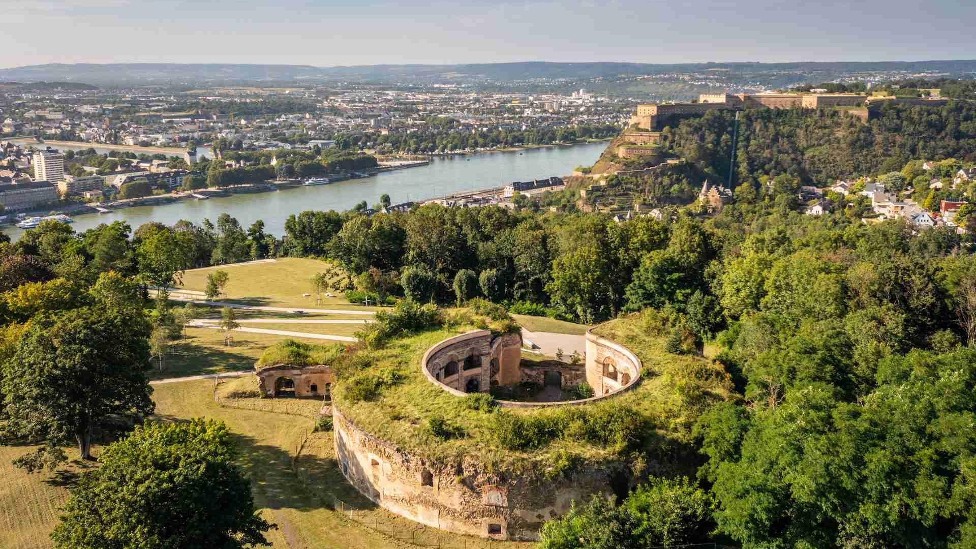 Fort Asterstein mit Festung im Hintergrund | &copy; Koblenz-Touristik GmbH / Dominik Ketz