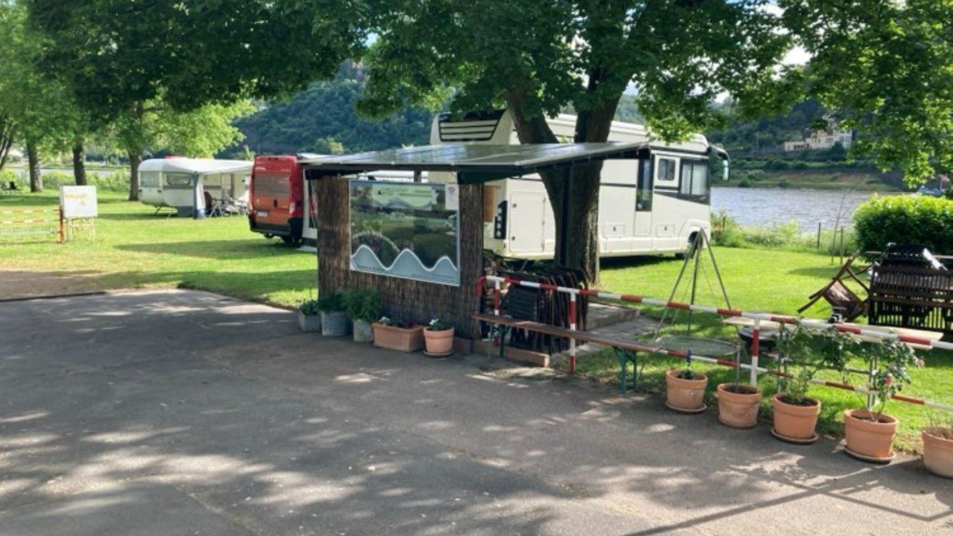 Stellplatz am Rheinufer | &copy; Campingplatz Loreleystadt