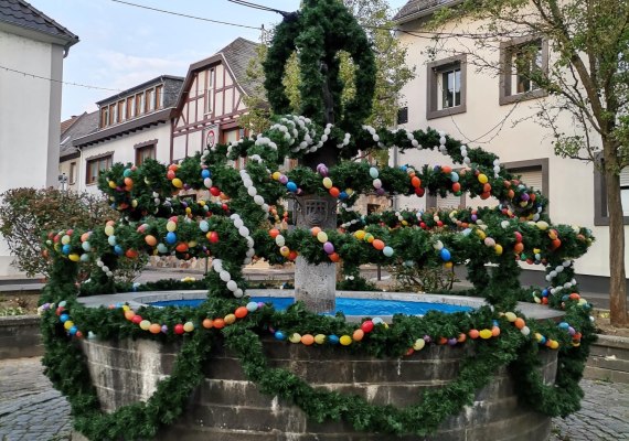 St-Martinsbrunnen als Osterbrunnen | © Rämer