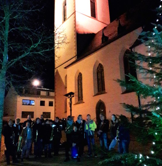 Turmblasen Gruppe vor Kirche | © Musikfreunde Rauenthal e.V.