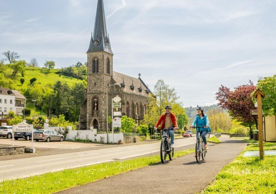 Rheinradweg Filsen | © Dominik Ketz/Romantischer Rhein Tourismus GmbH Rheinradweg Filsen | © Dominik Ketz/Romantischer Rhein Tourismus GmbH