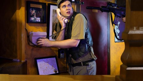 Missionsbild Bruno am Telefon in der Bar | © 66 Minuten Missionsbild Bruno am Telefon in der Bar | © 66 Minuten