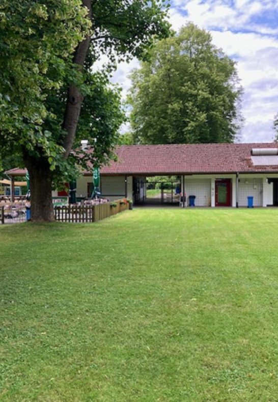 Liegewiese mit Blick auf Biergarten und Eingang | © Hans-Dieter Funk Liegewiese mit Blick auf Biergarten und Eingang | © Hans-Dieter Funk