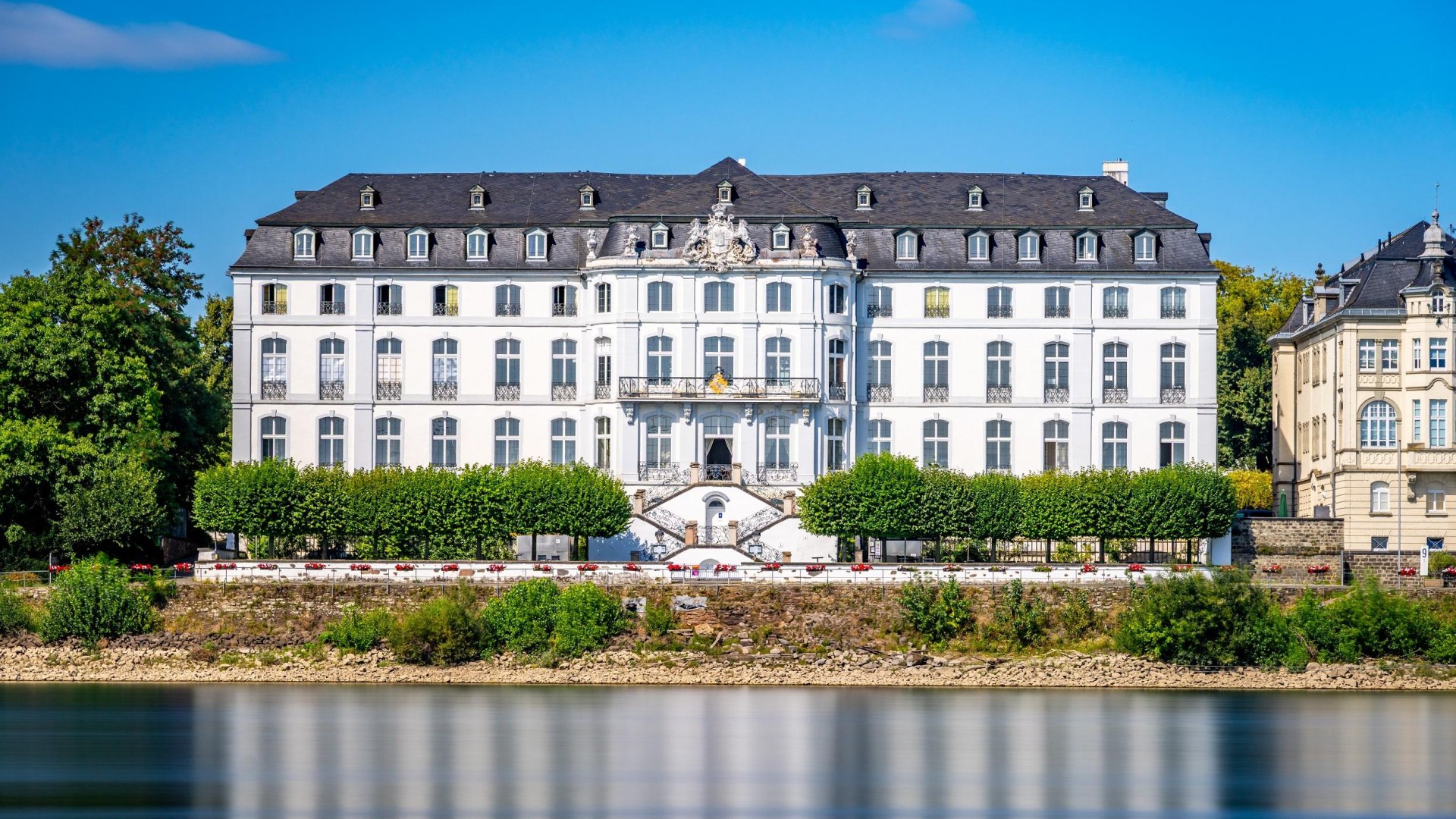 Schloss Engers Rheinseite | &copy; Patrick Gawandtka