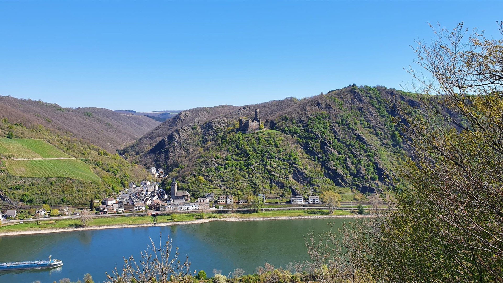 Blick aufs Rheintal und die Burg Maus | © T. Biersch Blick aufs Rheintal und die Burg Maus | © T. Biersch