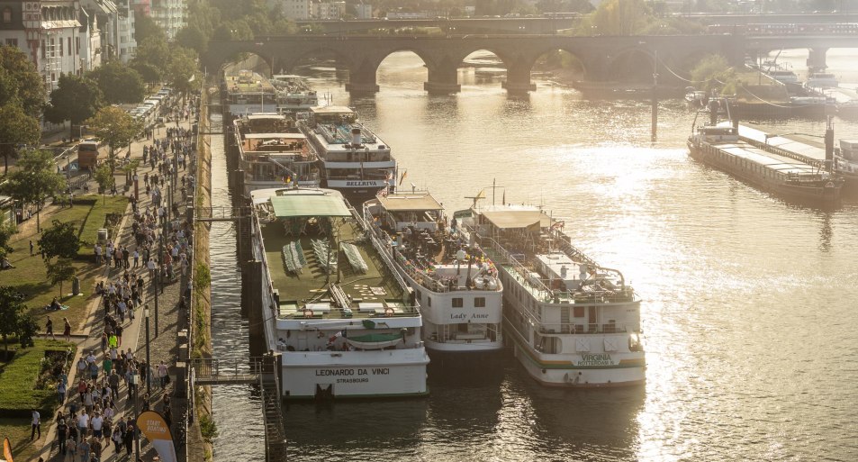 Schiffe mit Balduinbr&uuml;cke im Hintergrund | &copy; Koblenz-Touristik GmbH / Dominik Ketz
