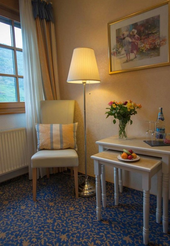 Komfortzimmer Rheinschiefer Sitzecke | &copy; Weinhaus Weiler