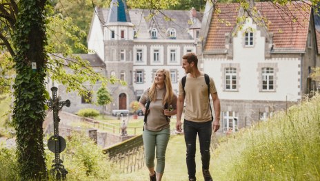 Wanderer an der Burg Brohleck | &copy; Marco Rothbrust, Romantischer Rhein Tourismus GmbH