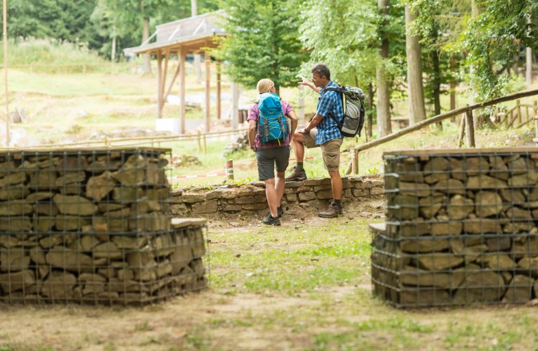 Wanderer an der Villa Rustica | © Rheinhessen Touristik GmbH Foto Dominik Ketz Wanderer an der Villa Rustica | © Rheinhessen Touristik GmbH Foto Dominik Ketz