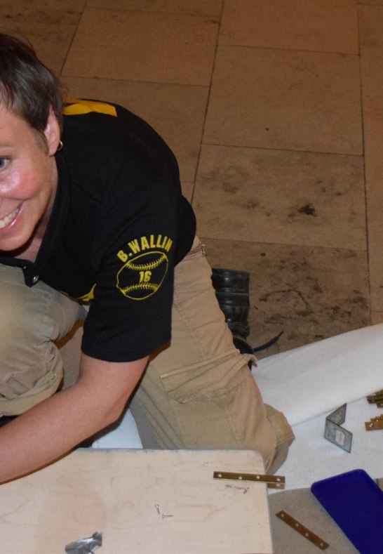 K&uuml;nstlerin bei der Montage | &copy; Wolfgang Diegmann