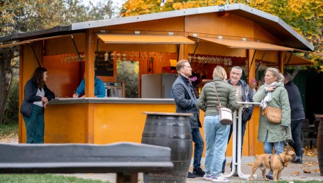 Treffen am Weinprobierstand | &copy; Andrea Mel&uuml;h