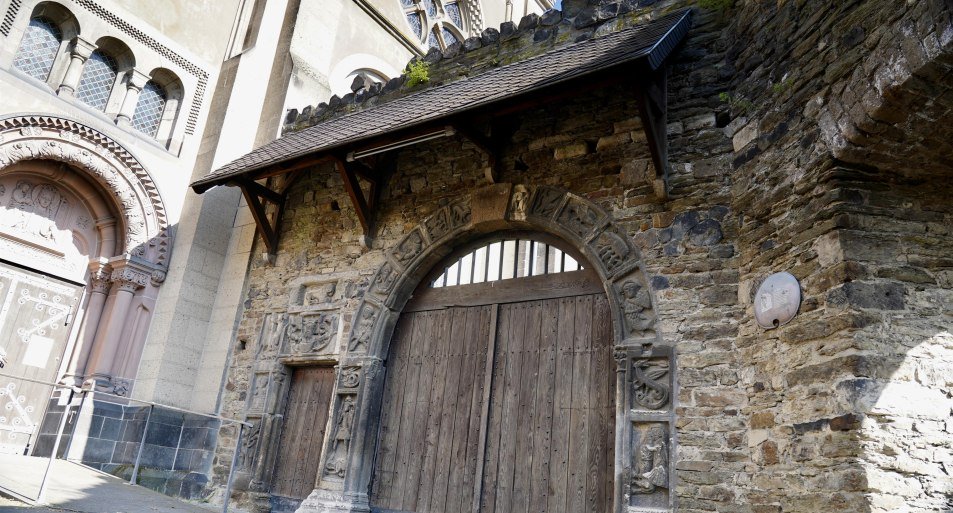 Romanisches Pfarrhoftor | &copy; Kathrin Jungschlaeger