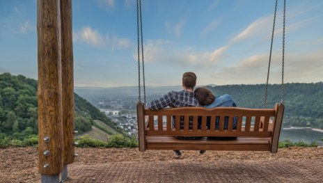 Paar auf der Weinbergschaukel | &copy; Andreas Pacek, fototour-deutschland.de