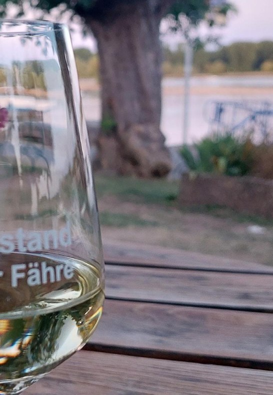 Weinprobierstand an der Fähre | © Rheingau-Taunus Kultur und Tourismus Weinprobierstand an der Fähre | © Rheingau-Taunus Kultur und Tourismus