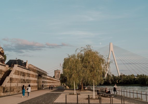 Deich mit Pegelturm und Rheinbrücke | © Zimpfer_Photography Deich mit Pegelturm und Rheinbrücke | © Zimpfer_Photography