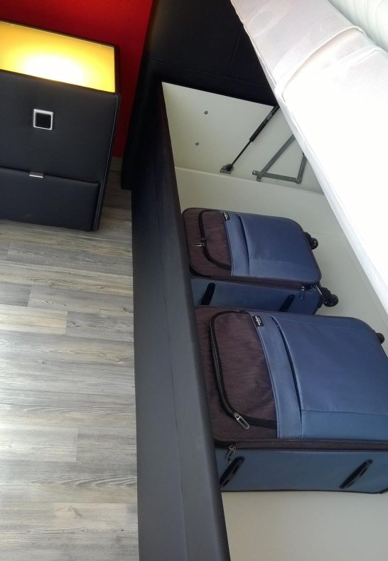 Bettkasten f&uuml;r Koffer | &copy; Petra Erbar