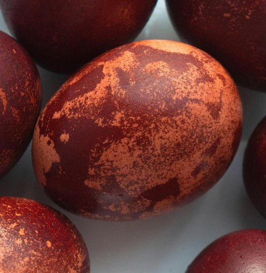 Rot gef&auml;rbte Eier | &copy; Unsplash/Ksenia