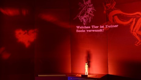 Ausstellungsraum Rot Mystisch mit Phatasiewesen | &copy; LEIZA/O. J&ouml;ris