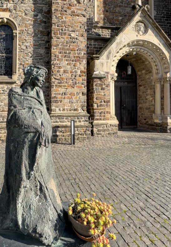 Statue am Hildegard-Zentrum | © Tanja-Sabina Prill Statue am Hildegard-Zentrum | © Tanja-Sabina Prill