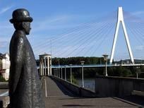 Deich mit Rheinbrücke und Bürgermeister Krups | © Romantischer Rhein Tourismus GmbH
