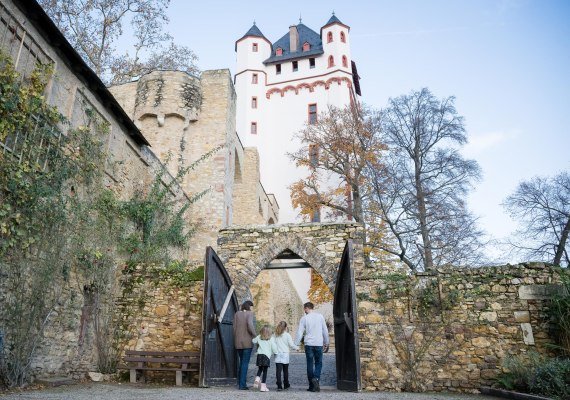 Kurf&uuml;rstliche Burg Eltville_Familie | &copy; Rheingau-Taunus Kultur und Tourismus,Saskia Marloh