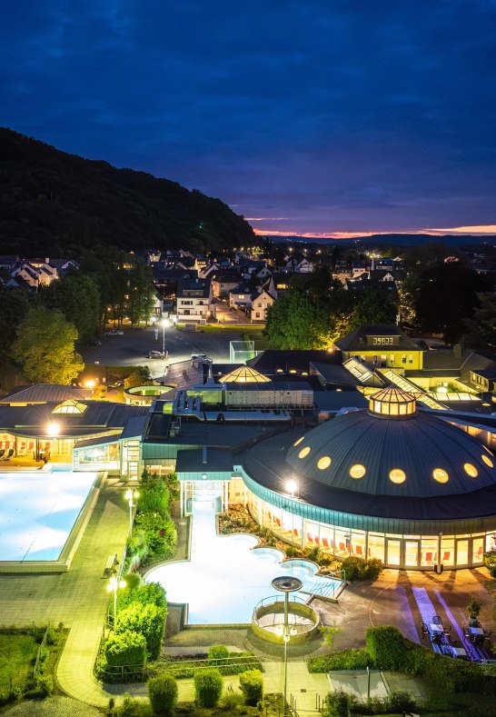 Römer-Thermen Luftaufnahme in Dämmerung | © Dominik Ketz Römer-Thermen Luftaufnahme in Dämmerung | © Dominik Ketz