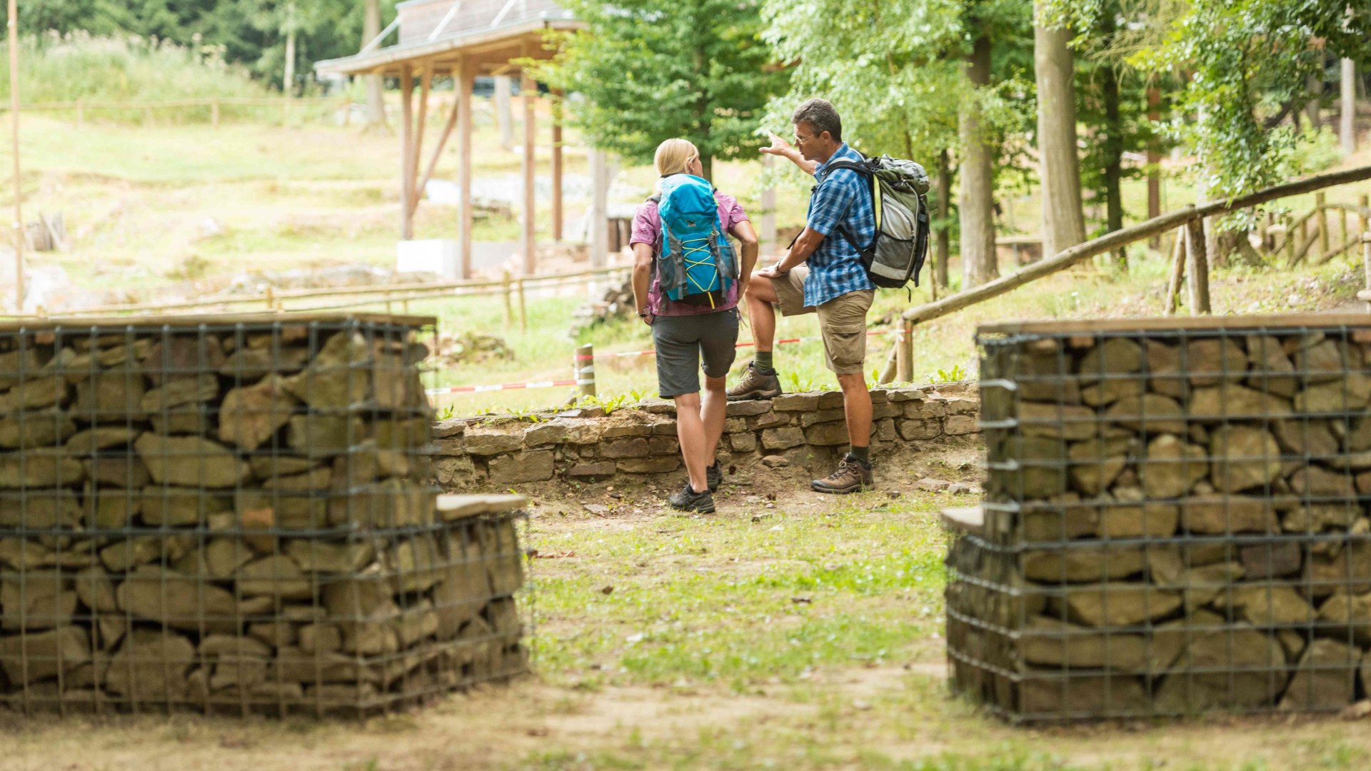 Wanderer an der Villa Rustica | © Rheinhessen Touristik GmbH Foto Dominik Ketz Wanderer an der Villa Rustica | © Rheinhessen Touristik GmbH Foto Dominik Ketz