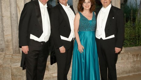 drei Freunde, drei Ten&ouml;re im Kreuzgang der Abtei | &copy; Wolfgang Hartmann